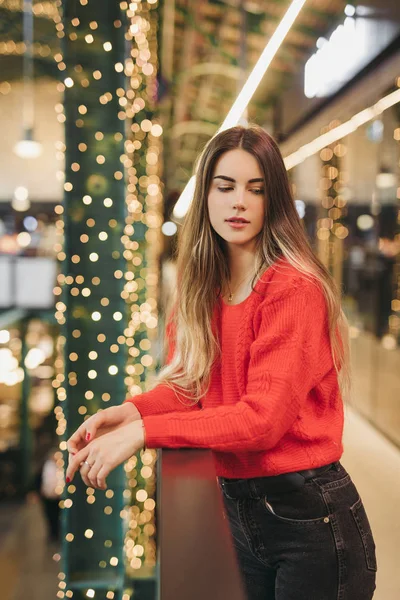 Güzel Kız Giyim Kırmızı Enjoing Zamanının Kapalı Noel Evle Işıklar — Stok fotoğraf