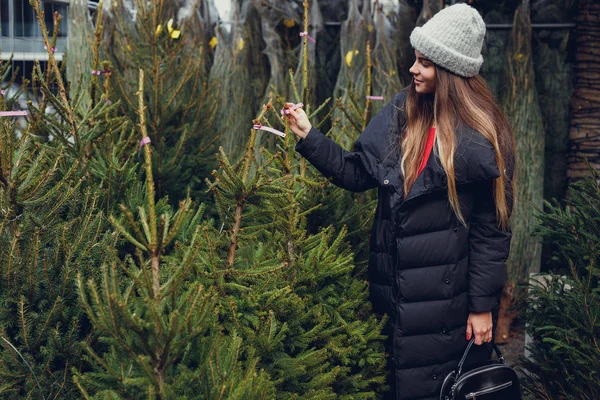 Chica Bonita Vestida Negro Busca Árbol Navidad Perfecto Para Comprar — Foto de Stock