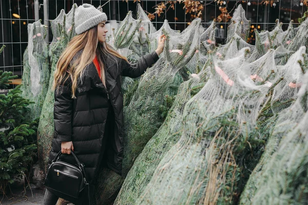 Chica Bonita Vestida Negro Busca Árbol Navidad Perfecto Para Comprar — Foto de Stock