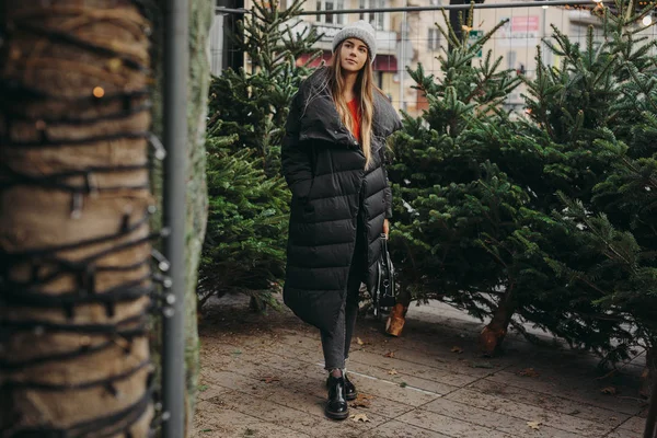 Pretty Girl Wear Black Looking Perfect Christmas Tree Buy Tree — Stock Photo, Image