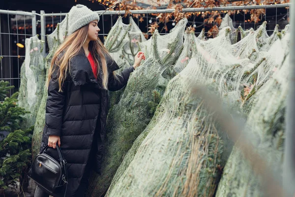 Chica Bonita Vestida Negro Busca Árbol Navidad Perfecto Para Comprar — Foto de Stock