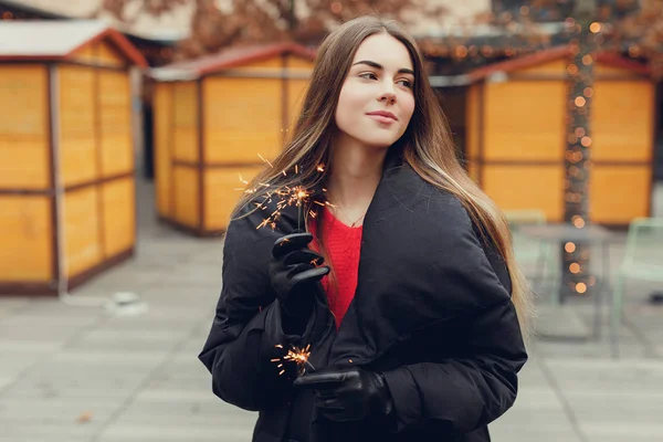 Mooi Meisje Slijtage Zwart Dansen Straat Met Wonderkaarsen Glimlach Camera — Stockfoto