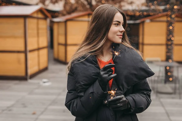 Jolie Fille Porter Noir Danser Dans Rue Avec Des Étincelles — Photo