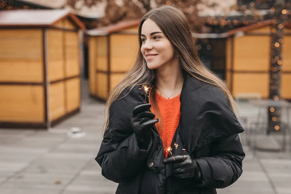 Güzel Kız Giyim Siyah Havai Fişekleri Gülümseme Ile Sokakta Dans — Stok fotoğraf