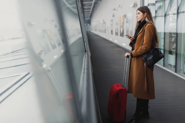 Businesswoman Airport Talking Smartphone Hand Luggage Going Boarding Gate Girl — Stock Photo, Image