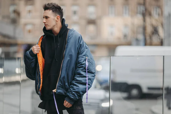 Hombre Moda Caminar Por Calle Cerca Los Edificios Usa Chaqueta —  Fotos de Stock