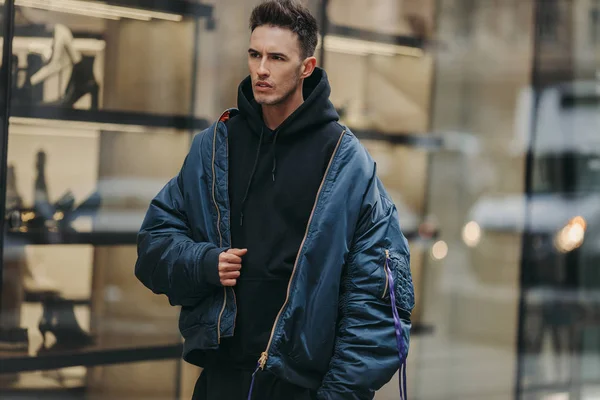 Hombre Moda Caminar Por Calle Cerca Los Edificios Usa Chaqueta —  Fotos de Stock