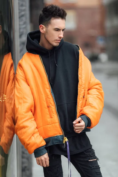 Hombre Moda Pie Calle Cerca Los Edificios Usa Chaqueta Naranja —  Fotos de Stock