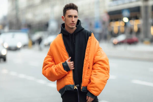 Hombre Moda Pie Calle Cerca Los Edificios Usa Chaqueta Naranja —  Fotos de Stock