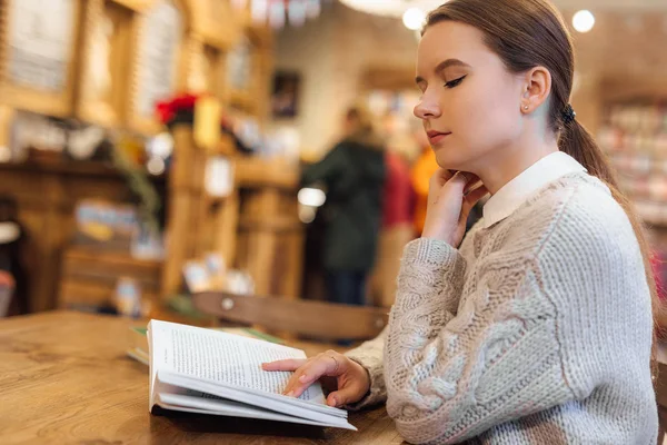 Menina Inteligente Desfrutando Seu Tempo Sente Café Leia Livro Interessante — Fotografia de Stock