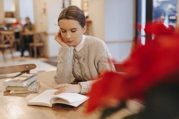 Menina Inteligente Sentar Café Ler Livro Interessante Com Rosto Chato — Fotografia de Stock