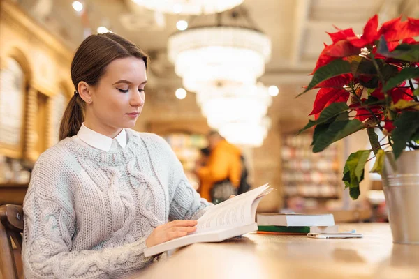 Menina Inteligente Sentar Café Ler Livro Interessante Com Rosto Chato — Fotografia de Stock