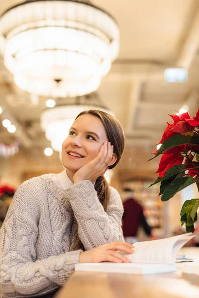 Mądra Dziewczyna Enjoing Jej Czas Siedzieć Kawiarni Przeczytać Ciekawą Książkę — Zdjęcie stockowe