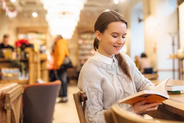 Zeki Kız Enjoing Vaktini Kafede Oturmak Ilginç Bir Kitap Okumak — Stok fotoğraf