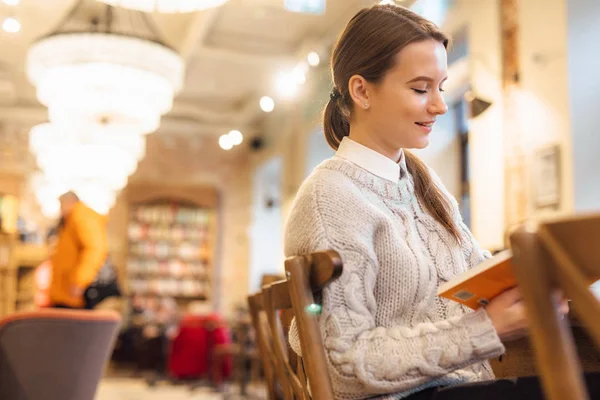 Menina Inteligente Desfrutando Seu Tempo Sente Café Leia Livro Interessante — Fotografia de Stock