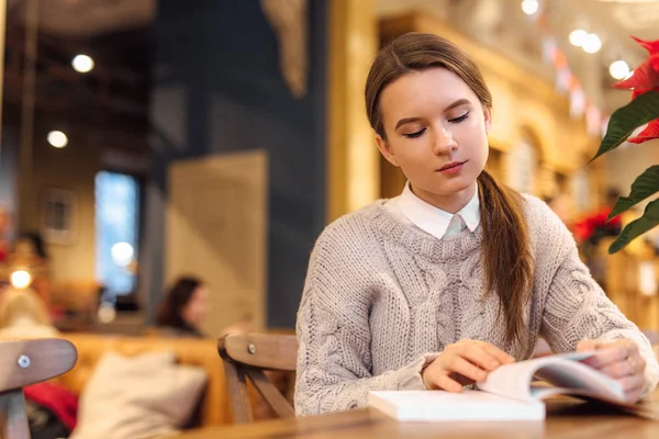 Zeki Kız Kafede Oturup Ile Ilginç Bir Kitap Okuyun Yüz — Stok fotoğraf