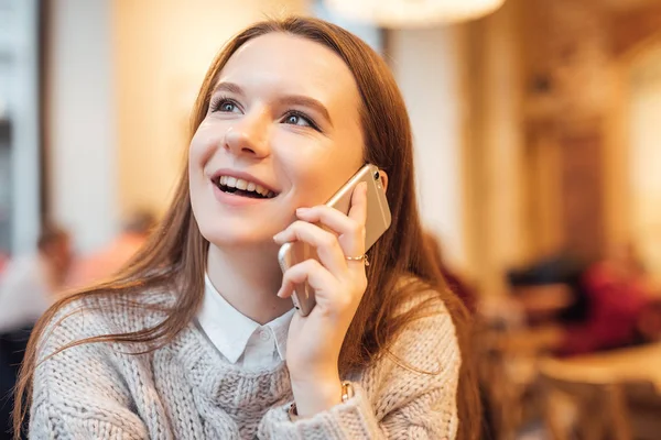 Щаслива Дівчина Сидить Кафе Розмовляє Телефону Щасливим Обличчям Носіть Білий — стокове фото