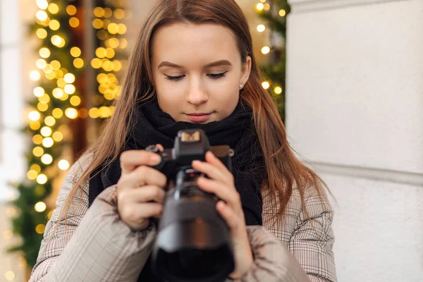 Fotoğrafçı Kız Sokakta Yürümek Mutlu Yüz Kamera Ile Fotoğraf Çekmek — Stok fotoğraf