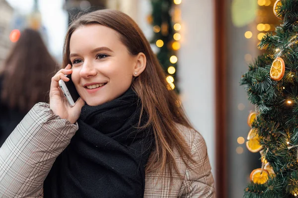 Boldog Lány Séta Utcán Beszélni Telefon Boldog Arc Fekete Kendő — Stock Fotó