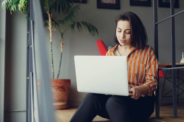 Businesswoman Sit Stairs Office Work Laptop Think New Ideas Girl — Stock Photo, Image