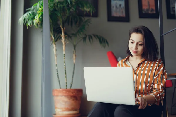 Businesswoman Sit Stairs Office Work Laptop Think New Ideas Girl — Stock Photo, Image