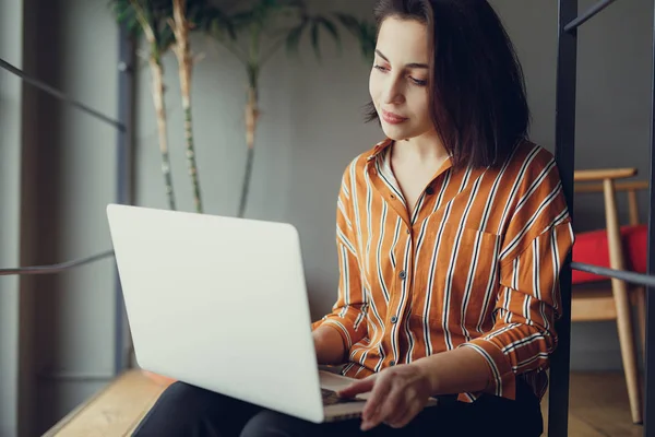 Businesswoman Sit Stairs Office Work Laptop Think New Ideas Girl — Stock Photo, Image