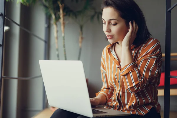 İş kadını ofiste merdivenlerde otur, iş üstünde laptop ve yeni fikirler hakkında düşünüyorum. İş için kopya alanı dizüstü bilgisayar kullanan kız
