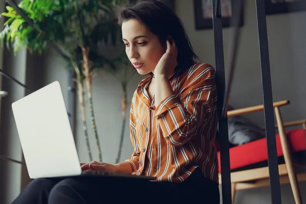 Bizneswoman Siedzieć Schodach Biurze Praca Laptopie Myśleć Nowe Pomysły Dziewczyna — Zdjęcie stockowe