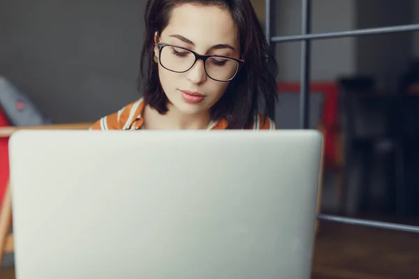 Kobieta Nosi Okulary Biurze Praca Laptopie Myśleć Nowe Pomysły Piórem — Zdjęcie stockowe