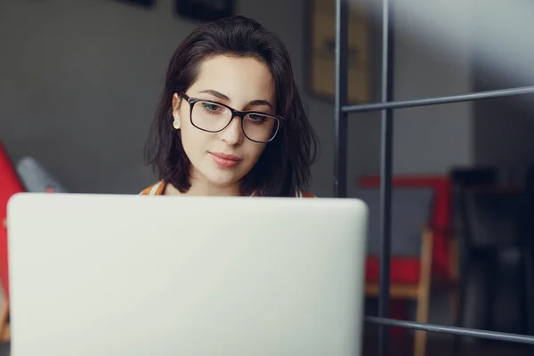 Kobieta Nosi Okulary Biurze Praca Laptopie Myśleć Nowe Pomysły Piórem — Zdjęcie stockowe