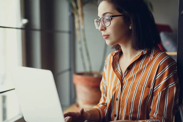 Femme Affaires Porter Des Lunettes Bureau Travailler Sur Ordinateur Portable — Photo