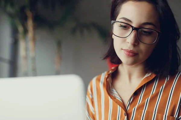 Empresaria Usar Gafas Oficina Trabajar Ordenador Portátil Pensar Nuevas Ideas —  Fotos de Stock