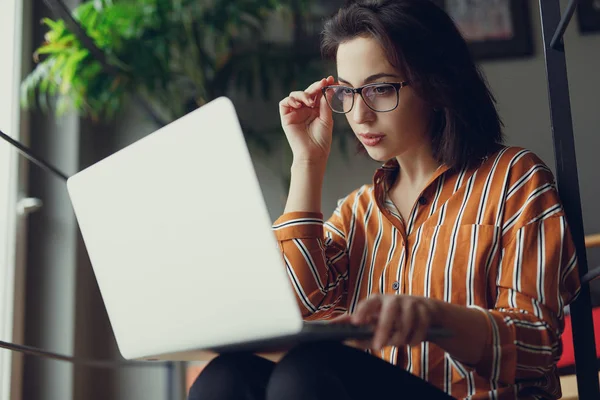 Businesswoman Wear Glasses Office Work Laptop Think New Ideas Pen — Stock Photo, Image