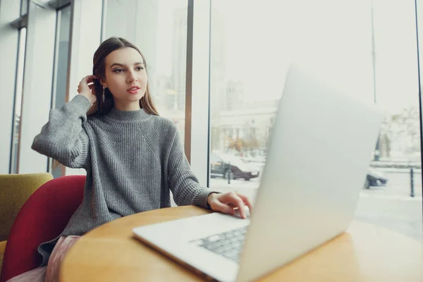 Vista Hacia Abajo Joven Mujer Negocios Sentada Mesa Tomando Notas —  Fotos de Stock