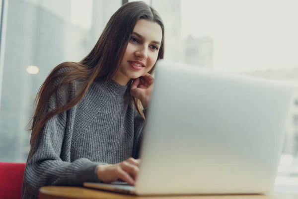 Vista Hacia Abajo Joven Mujer Negocios Sentada Mesa Tomando Notas —  Fotos de Stock