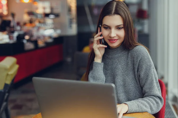 Vista Hacia Abajo Joven Mujer Negocios Sentada Mesa Hablar Teléfono —  Fotos de Stock