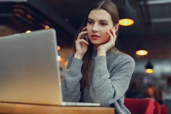 Vista Hacia Abajo Joven Mujer Negocios Sentada Mesa Hablar Teléfono —  Fotos de Stock