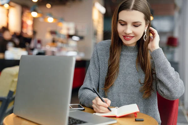 Vista Hacia Abajo Joven Mujer Negocios Sentada Mesa Tomando Notas —  Fotos de Stock