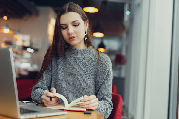 Vista Hacia Abajo Joven Mujer Negocios Sentada Mesa Tomando Notas —  Fotos de Stock