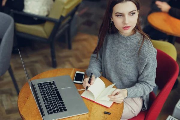 View Young Business Woman Sitting Table Taking Notes Notebook Woman — Stock Photo, Image