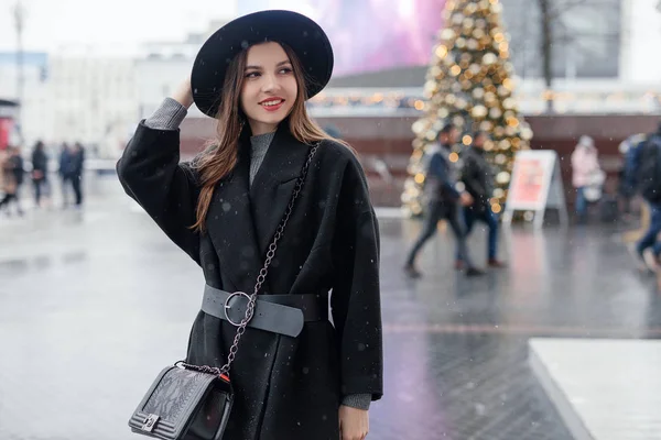 Молодая Модная Женщина Идущая Городской Улице Носит Черную Шляпу Смотрит — стоковое фото