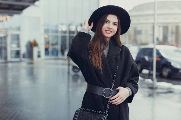 Young Fashion Woman Walking City Street Wear Black Hat Look — Stock Photo, Image