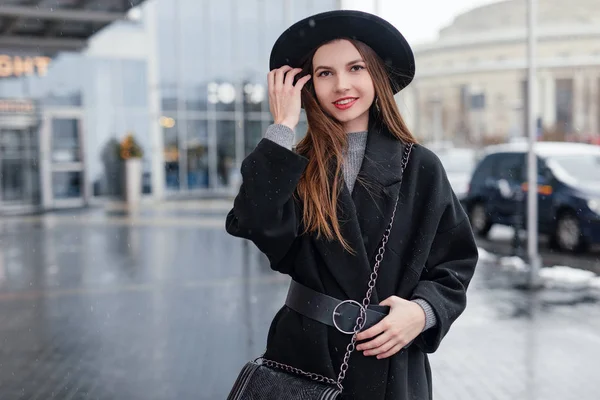 Young Fashion Woman Walking City Street Wear Black Hat Look — Stock Photo, Image