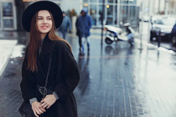 Young Fashion Woman Walking City Street Wear Black Hat Look — Stock Photo, Image