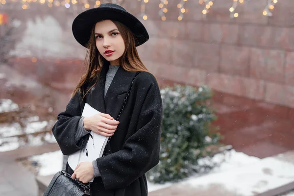 Young Fashion Woman Hold Her Magazine Walk City Street Wear — Stock Photo, Image