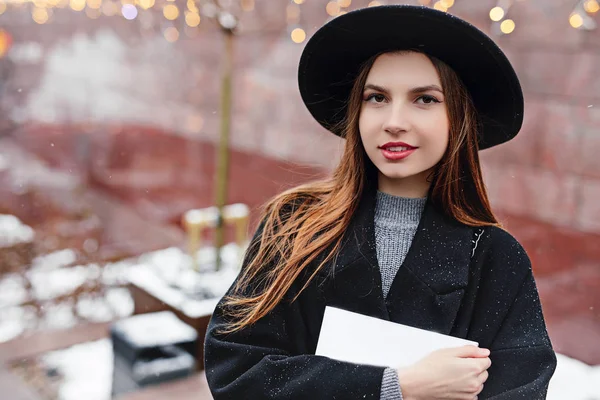 Genç Moda Kadın Onun Dergi Şehrin Sokak Yürüyüş Siyah Şapka — Stok fotoğraf