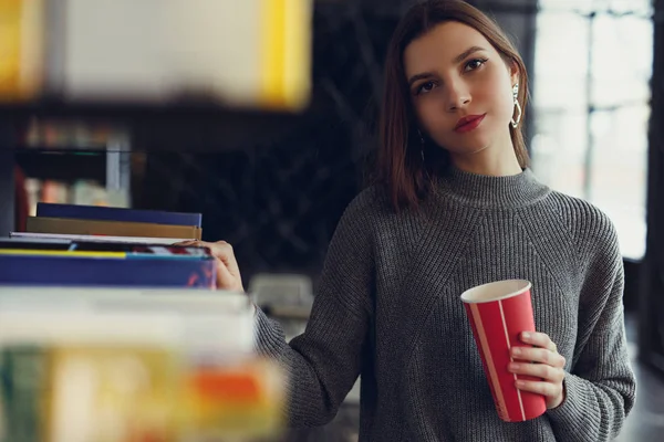 Jovem Mulher Moda Segurar Xícara Quente Café Ficar Perto Parede — Fotografia de Stock