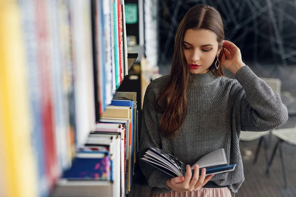 Young Fashion Woman Hold Her Interesting Book Stand Wall Books — Stock Photo, Image