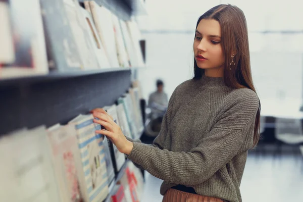 Young Fashion Woman Hold Her Interesting Book Stand Wall Books — Stock Photo, Image