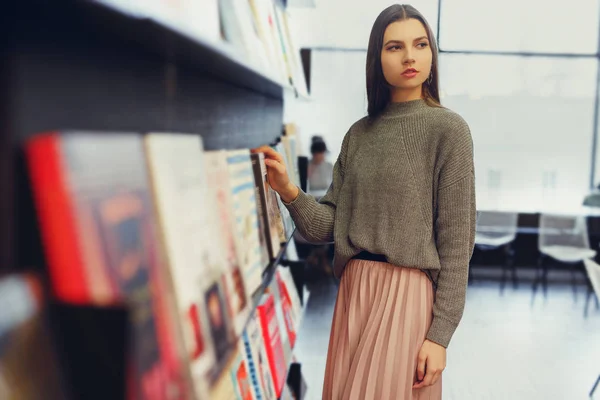 Jovem Mulher Moda Segurar Seu Livro Interessante Ficar Perto Parede — Fotografia de Stock